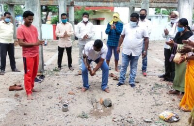 आलापल्ली येथील आदिवासी सांस्कृतिक समाज भावनाचे भूमिपूजन !!  जिल्हा परिषद अध्यक्ष यांचे महत्त्वाचे योगदान.    आता आश्वासन नको.. काम  हवे.