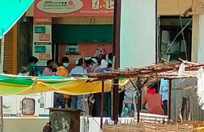 कोरोना महामारी में बैंकों में जुट रही भीड़ दो गज दूरी का नहीं रखा जा रहा ख्याल?