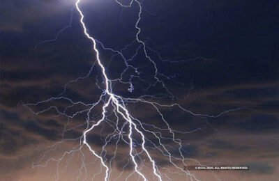 राजुऱ्यात वीज पडून महिलेचा मृत्यू आज दुपारी दोन वाजताची घटना