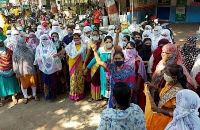 टोकाची भूमिका घेण्याचा डेरा आंदोलनातील संतप्त महिला कामगारांचा इशारा कामगारांमध्ये पुन्हा एकदा उद्रेक, सामान्य रुग्णालया समोर निदर्शने व घोषणाबाजी