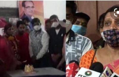 कोरोनाच्या नियमांचे ऊलंघन करून भाजप नेत्याचा थेट लसीकरण केंद्रात वाढदिवस साजरा; गुन्हा दाखल करण्याची मागणी.