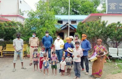 जरूरतमंद कामगारों एवं बालकों  को कपड़ों का वितरण