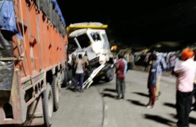 नयाकुंड वळणावर दोन ट्रकची जोरदार धडक  अपघातात दोन्ही ट्रक चालक जख्मी.