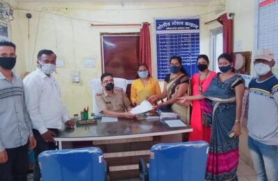 राज हत्याकांड प्रकरणाला फास्ट ट्रैक कोर्टात चालविण्याची मागणी  कन्हान शहर विकास मंच चे कन्हान पोलीस स्टेशन मार्फत मुख्यमंत्र्यांना निवेदन.