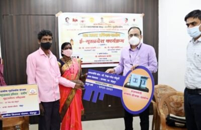 “महाआवास अभियान-ग्रामीण” अंतर्गत लाभार्थ्यांचा ई-गृहप्रवेश  जिल्हाधिकाऱ्यांच्या हस्ते प्रातिनिधिक स्वरूपात घरकुलाची चावी सुपूर्द
