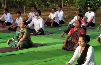 स्वस्थ के लिये योगा के रूप में   माधव बाग में मनाया गया   योग दिवस