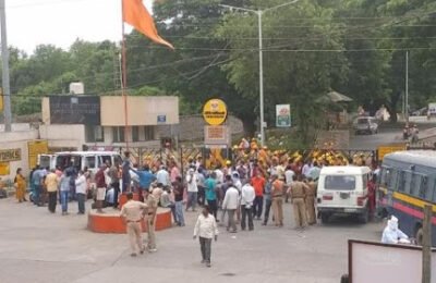 अल्ट्राटेक सिमेंट कंपनीच्या गेटसमोर मृतदेह ठेवून कामगारांचे आंदोलन कंपनीने दोनी मेन गेट बंद केल्या ठेवल्यामुळे वाहतूक व्यवस्था ठप्प