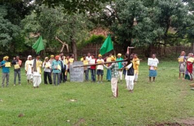 डिंडोरी जिला विकास खण्ड करंजिया के परसेल टिकरा देवरी में सरकार तीनों कृषि काला कानून के खिलाफ धरना प्रदर्शन किया गया