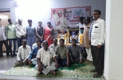 आधुनिक महाराष्ट्राचे शिल्पकार धवल क्रांतीचे जनक ,कृषी विद्यापीठाचे जनक , मराठी भाषेला राजभाषेचा दर्जा देणारे, सर्वाधिक कार्य कार्यकाल मुख्यमंत्री पद भूषविणारे ,पंचायत राज योजनेचे  महानायक हाबुजी उर्फ वसंतरावजी नाईक यांची जयंती रेस्ट हाऊस आर्वी येथे उत्साहात साजरी करण्यात आली.