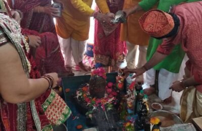 राम मंदिर येथे मूर्तीची प्राण प्रतिष्ठा मंदिर जीर्णोद्धार बजरंगबली व शिव मंदिर मूर्ती स्थापणा महापौर दयाशंकर तिवारी यांची भेट