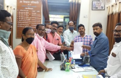 शिक्षकांच्या प्रलंबित समस्यासाठी प्रहार शिक्षक संघटनेचे निवेदन
