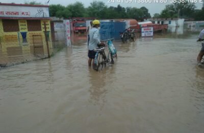 सतना जिले में बारिश से जनजीवन अस्त व्यस्त, अस्पताल मकान और दुकान में घुसा पानी, लगातार 24 घंटों से हो रही बारिश से खेतों मे भरा पानी उडद , मूंग ,तिल की फसलें भी बर्बाद होने की कगार में