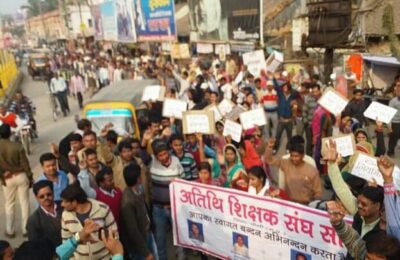 भोपाल- अतिथि शिक्षकों ने अपनी मागो को लेकर दिनांक 5/8/2021 को आर एस एस के प्रान्तीय सचिव घनश्याम चन्द्ववंशी  के 74 बंगला स्थित धरना प्रदर्शन किया करीब 4 से 5 घंटे तक प्रदर्शन चला अतिथि शिक्षकों का कहना है कि सरकार उनकी रोजी रोटी छीन ली है और वे कहीं के नहीं रहे क्योंकि 15 साल बच्चों को पढ़ाने के बाद अब कहा जाए अतिथि शिक्षकों ने अपनी प्रमुख तीन माँगे रखी  (  1 ) कार्यानुभव के आधार पर 12 माह का कार्यकाल व 62 वर्ष तक नौकरी दी जाए (  2)प्राथमिक माध्यमिक के अतिथि शिक्षकों को तत्काल नियुक्ति प्रदान की जाए (3) नियुक्ति संबंधी सभी विसंगतियों को अधिकारियों से चर्चा कर दूर किया जाए  विमल यादव की खास रिपोर्ट