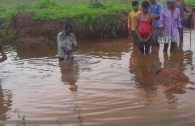 परसमनिया वार्ड नं. 1 में सड़क नहीं होने के कारण नदी, नाला पार करहन