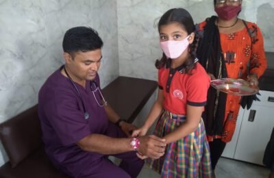 डॉक्टरांना,पोलीसांना राख्या बांधून विध्यार्थ्यानी केल्या कृतार्थ भावना व्यक्त