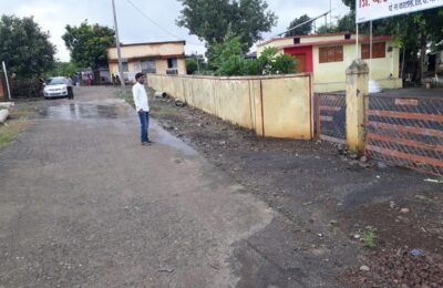 तरोडा के उच्च  प्राथमिक स्कूल  के प्रांगण में  नाली  के पानी से  जलजमाव शौचालय  -पेशाबघर  बने  खंडहर कक्षा  आठ-कक्षा भवन  मात्र  दो शिक्षण विभाग द्वारा  ध्यान  देने की मांग