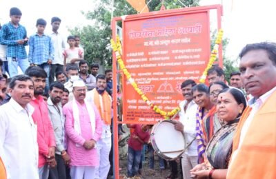 राज्यमंत्री अब्दुल सत्तार यांचा मोठेपणा  कार्यक्रमात वाद्य वाजविणाऱ्या दलित व्यक्तीच्या हाताने केले उदघाटन