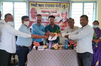 स्मार्ट ग्राम मंगी (बु) येथे महात्मा गांधी तथा लालबहादुर शास्त्री जयंती सोहळा संपन्न  कोवीड-19 मधील गावाचे 100 टक्के लसीकरण उदिदष्ट पुर्ण केल्याबददल डॉ. प्रियंका ब्राम्हणे व आरोग्य सेविका रंजना कोहपरे यांचा शाल, श्रीफळ व प्रमाणपत्र देवून ग्रामस्थांनी केला सत्कार.   ग्रामवासीय स्वच्छतादुत व कृषी मित्र यांचा प्रमाणपत्र देवून गौरव.