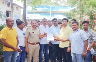 स्थानिय ट्रांसपोर्ट ना टोल फ्री करण्याची मागणी    आज ट्रासंपोर्ट मालकांचे श्यामकुमार बर्वे च्या नेतृत्वात टोल नाक्यावर चक्का जाम आंदोलन.