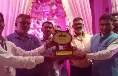 पोलीस योध्दा न्युज नेटवर्क चे डायरेक्टर तथा मुख्य संपादक राजकुमारजी खोब्रागडे यांच्या हस्ते संस्कार दुर्गा मंडळ कंन्नमवार वार्ड बल्लारपूर येथे कार्यकर्त्यांचा *कोरोना योध्दा*सन्मान प्रमाणपत्र देऊन सन्मानित करण्यात आले.