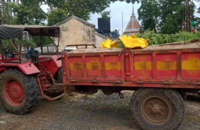 रेतीची अवैधरित्या वाहतुक करणा-या ट्रॅक्टर ट्रॉली पकडली