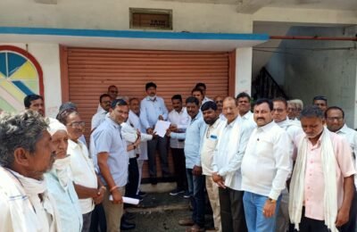 *ग्रामिण क्षेत्रों  पर अंधेरे  का साया*  *बिना सुचना दिये  खंडीत  कर रहे कृषी  तथे ग्रा प की बीजली  आपुर्ती* *किसानों में  आक्रोश-बीजली अधिकारी को  सौंपा  ज्ञापन* *बिजली  विभाग  तथा ग्रामिण  जनता तथा जनप्रतिनिधि  आमने सामने*