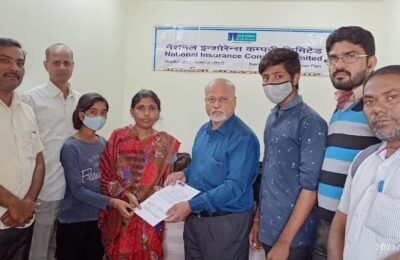 नेशनल इन्श्योरेन्स व्दारे अपघातात मुत्यु विमा धारकाच्या वारसाना १५ लाखाचा धनादेश दिला
