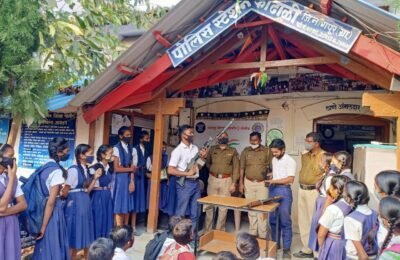 छात्रों को दी गयी थाने के कामकाज की जानकारी