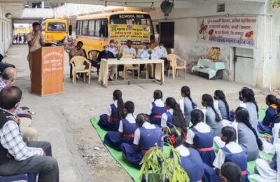 महामार्ग पोलीस व्दारे नुतन सरस्वती विद्या. व क. महाविद्यालयात रस्ता सुरक्षा नियमाचे मार्गदर्शन