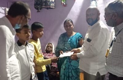 देखकर साथियों की हालात          टायगर ऑटो रिक्शा संघटना ने की आर्थिक मदत