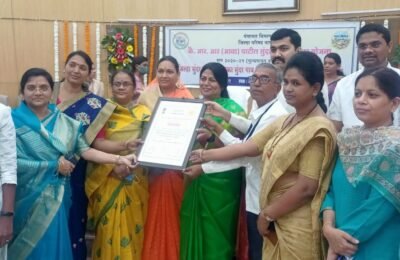 धुरखेडा ग्रा प को आर आर (आबा)पाटील सुंदर गांव योजना (केलिये तहसील में प्रथम) से पुरस्कृत