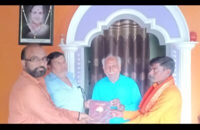 “क्रांतिरत्न” महाग्रंथ देऊन रामकृष्णजी करणकर गुरुजींचा सन्मान