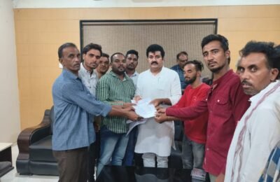 मा आमदार संजयभाऊ याना निवेदन देण्यात आले 