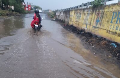 कोंढाळी येथील सर्व्हीस रोड ला तलावाचे स्वरूप   