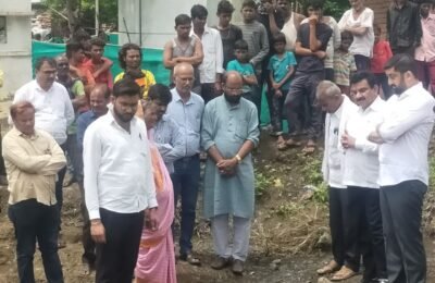 अतीवृष्टी व पूरग्रस्त भागात जि प सदस्य सलील देशमुख  भेट देत  पूर परिस्थितीची पाहणी केली.