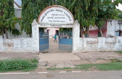 शिक्षक के इंतजार में स्कूल के बाहर बैठे रहते हैं बच्चे