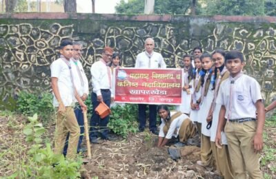 महाराष्ट्र विद्यालय खापरखेडा परिसरात वृक्षारोपण