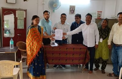 एक अगस्त राजस्व दिवस के अवसर लक्ष्मी मुक्ति योजना के सात -बारा का वितरण