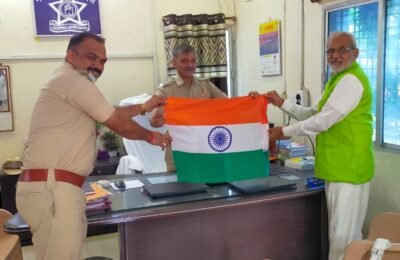 थानेदार प्रशांत वाघोडे ने तिरंगा ध्वज वितरीत किये