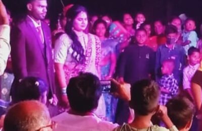 पोर्ला येथे आंतरजातीय विवाहाचा  स्वागत समारंभ   🔹दोन्ही परिवारांच्या सहमतीने  आनंदाचे वातावरण.  🔹अतिथी मान्यवरांनी दिल्या दाम्पत्यांना शुभेच्छा.