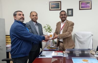 स्वास्थ्य क्षेत्र में बेहतरीन सेवा देने वाले कर्त्तव्यनिष्ठ डाक्टरों एम्स के मेडिकल सुपरिटेंडेंट डॉ.मनीष श्रीगिरीवार और अप्रवासी भारतीय डॉ.दुपारे का रतूड़ी द्वारा नागरिक सत्कार किया गया