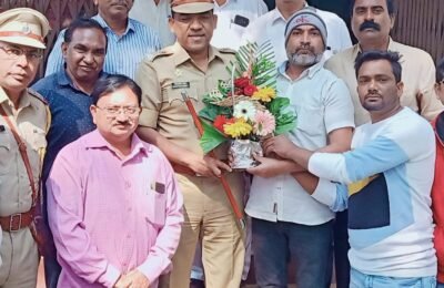 पुलिस उप-आयुक्त का सम्मान करते हुए यातायात पुलिस द्वारा महंगे चालानों के नाम पर आर्थिक लूट रोकने की मांग रतूड़ी द्वारा