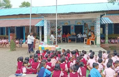 आई आणि मातृभूमी आणि गुरु हेच श्रेष्ठ  महंत सुरजानंद गिरीजी महाराज  टाकेश्वर देवस्थानतर्फे विद्यार्थ्यांना शालेय साहित्य वाटप