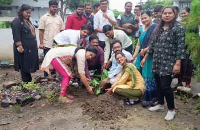 महाराष्ट्र उद्योजकता विकास केंद्र नागपूर येथील संस्थेमध्ये नव-कार्यक्रम आयोजक ग्रुप नी केले वृक्षारोपण कार्यक्रम