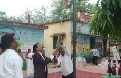 माता आणि गुरुजनांच्या शिस्तीतून आदर्श विद्यार्थी घडतात डॉ गणेश डाखळे माजी ‌विद्यार्थी डॉ डाखळे कडून जि प प्राथमिक‌ शाळेला एख लाखाची देणगी