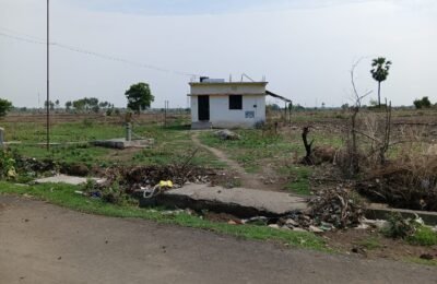आंगणवाड़ी समोर घानीचा साम्राज्य