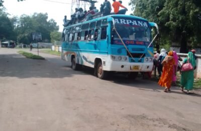 नियमों को ताक में रखकर ओवर लोड सवारी ढो रही पारसमणी बस।