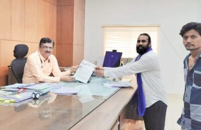 निवासी  उपजिल्हाधिकारी मा. मोरे साहेब यांना मुख्यमंत्री तीर्थ यात्रा योजना रद्द करण्याबाबत आशिष सोनटक्के भिम आर्मी चे निवेदन