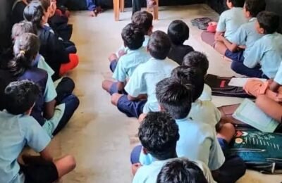 कलेक्टर श्री अनुराग वर्मा उचेहरा विकासखंड के पहाड़ी अंचल परसमनिया शासकीय पूर्व माध्यमिक विद्यालय परसमनिया का किया औचक निरीक्षण।