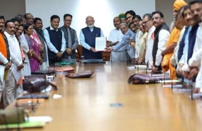 संविधान धोक्यात आहे म्हणून बोबलणारे कुठं आहेत. SC,ST तील वर्गीकरण व क्रिमिलेयर मुद्द्याला विरोध करत पंतप्रधान मोदींना भेटणाऱ्या खासदारांच्या शिष्टमंडळामधे आरक्षणाची मुहूर्तमेढ रोवणाऱ्या पुरोगामी महाराष्ट्रातील एकही खासदार नाही.